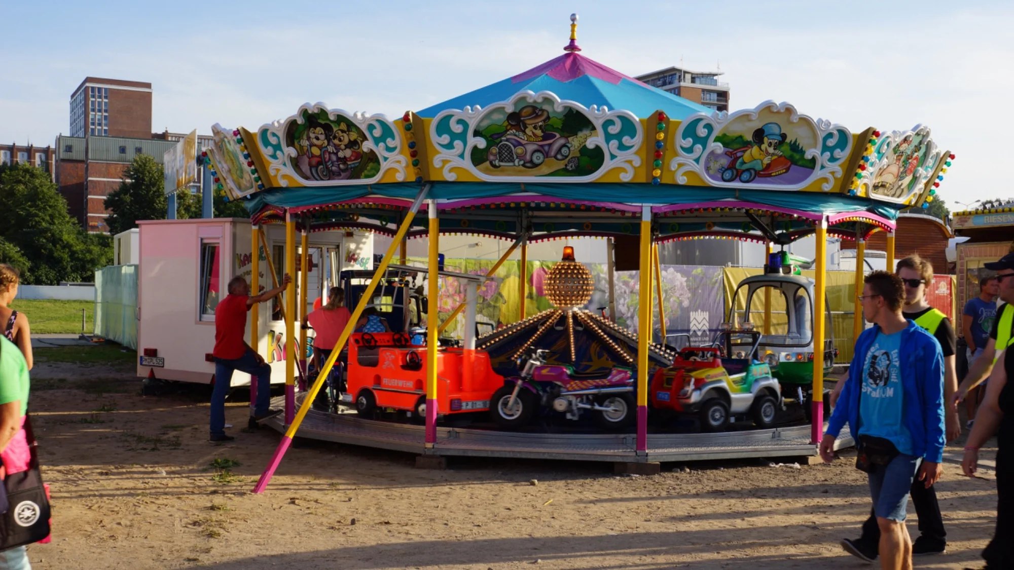 Kindersportkarussell bei Tageslicht