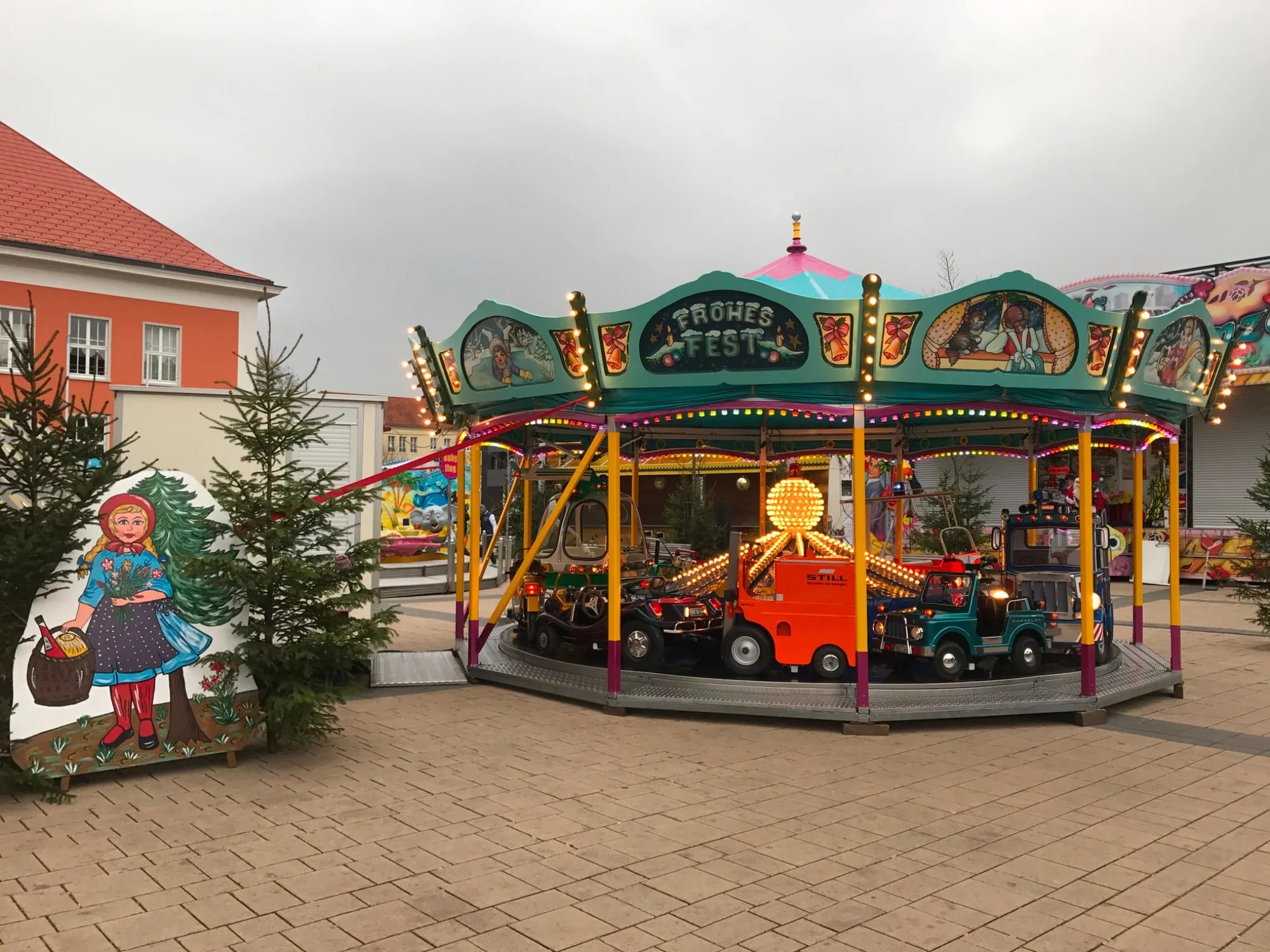 Kindersportkarussell mit verschiedenen Fahrzeugen