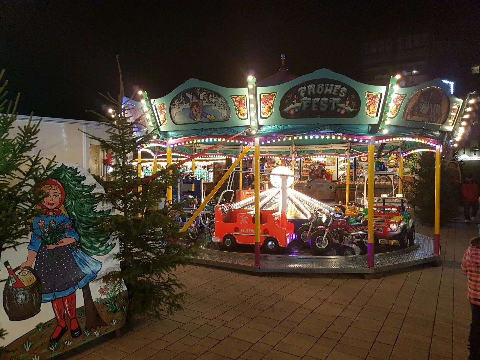 Kindersportkarussell auf einem Weihnachtsmarkt